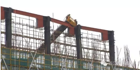 五一假期，杭州一工地的起重机吊机倒塌，造成1人重伤，3人轻伤